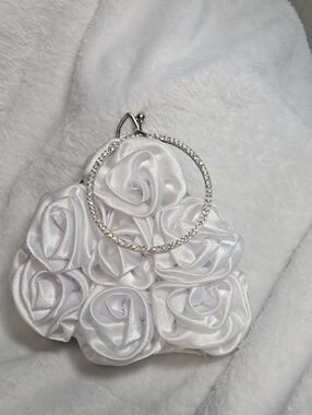 ☀Chicastic Elegant White Satin Rose Cluster Evening Bag w/Crystal Hoop Kiss Lock